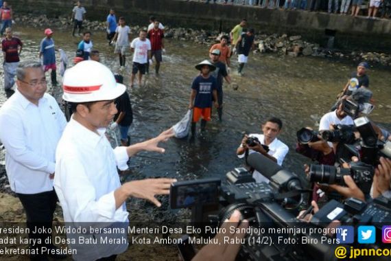 Kunjungi Ambon, Jokowi Tinjau Proyek Padat Karya Tunai - JPNN.COM