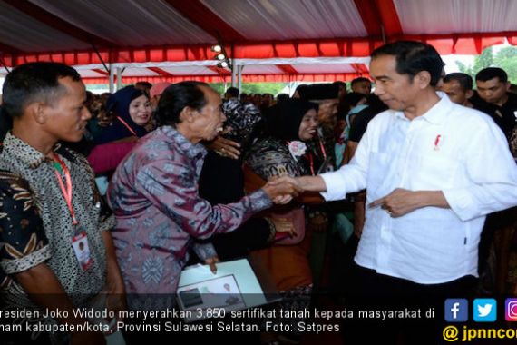 Jokowi Menyerahkan Ribuan Sertifikat Tanah ke Warga Sulsel - JPNN.COM
