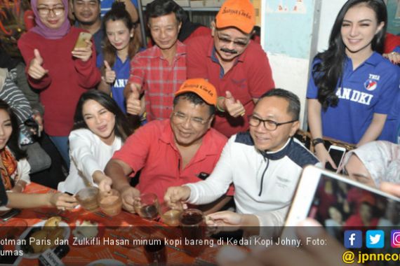 Zulkifli Hasan, Hotman Paris dan Bakpao di Kedai Kopi Johny - JPNN.COM