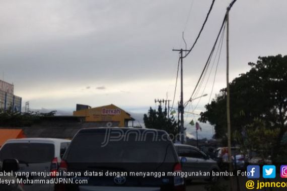 Macet Parah Gara-gara Kabel Menjuntai ke Jalan - JPNN.COM