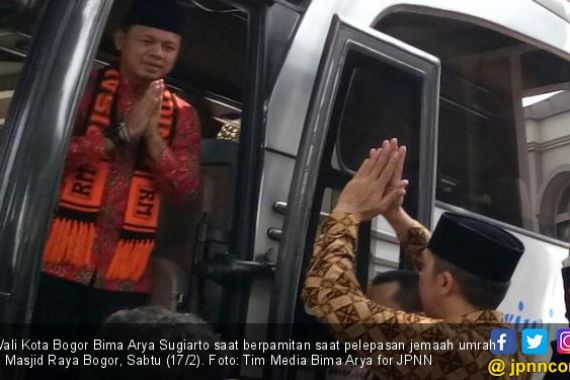 Bus Pengangkut Rombongan Umrah Bima Arya Dilempar Batu - JPNN.COM