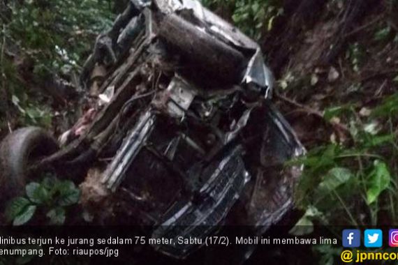 Minibus Terjun ke Jurang Sedalam 75 Meter, 6 Orang Terluka - JPNN.COM