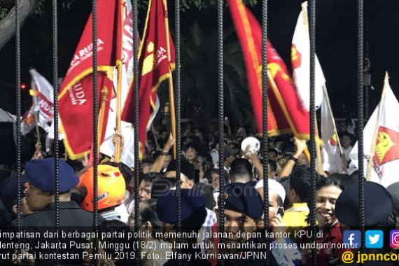 Massa Parpol Kepung KPU Nantikan Hasil Undi Nomor Urut - JPNN.COM