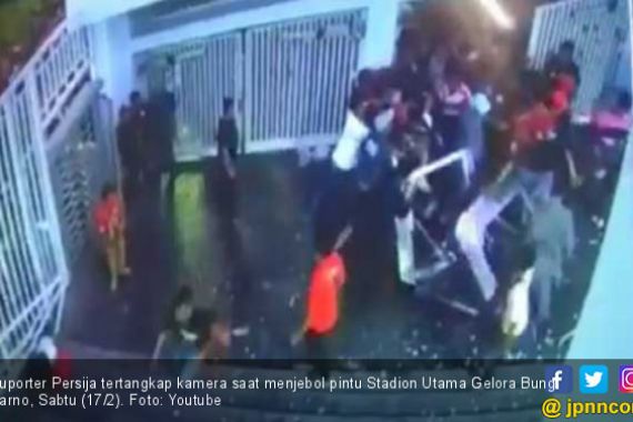 Viral! Video Suporter Persija Hancurkan Pintu SUGBK - JPNN.COM