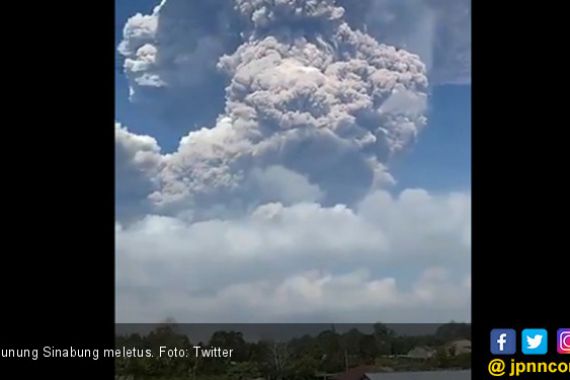 Gunung Sinabung Meletus, Lihat, Tinggi Sekali.. - JPNN.COM