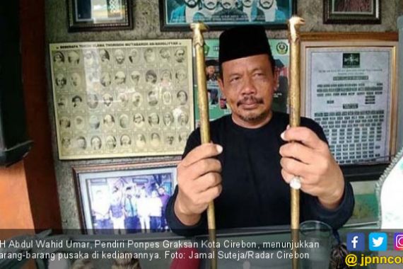 Pak Kiai Simpan Tongkat Bung Karno dan Kapak Wiro Sableng - JPNN.COM