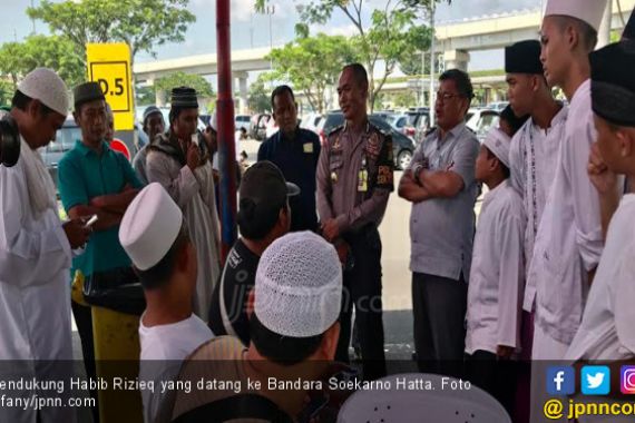 Habib Rizieq Batal Pulang, Pendukung di Bandara Tetap Senang - JPNN.COM