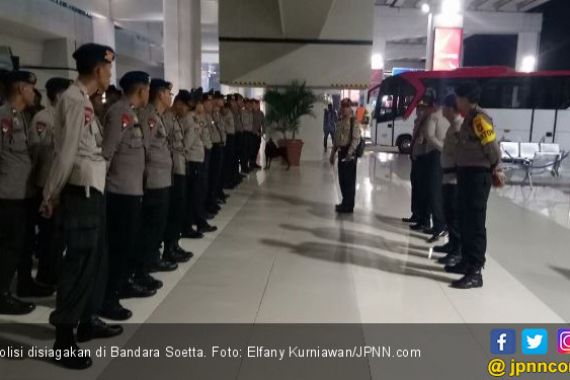 Polisi Jaga Ketat Terminal Kedatangan Bandara Soetta - JPNN.COM