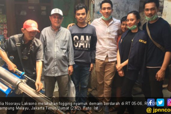 Putri Cantik Agung Laksono Basmi Nyamuk di Rumah Warga - JPNN.COM