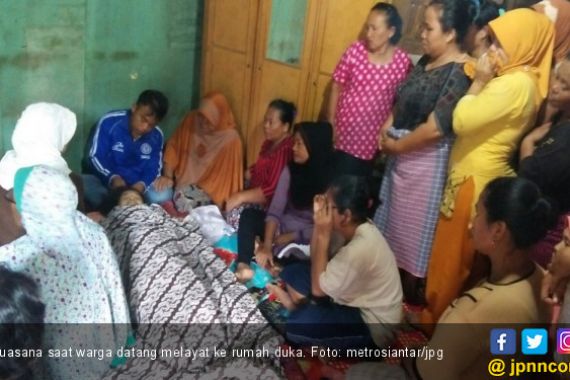 Perempuan 50 Tahun Nekat Menyeberang Sungai, Begini Jadinya - JPNN.COM