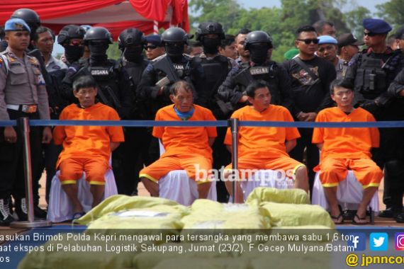 Bareskrim Bawa 1,6 Ton Sabu-Sabu dan 4 Tersangka ke Jakarta - JPNN.COM