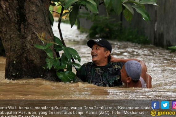 Aksi Heroik Sertu Waki Selamatkan Warga Terseret Banjir - JPNN.COM