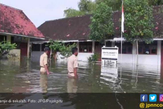 Banjir Meluap ke Sekolah, Siswa Pindah ke Musala - JPNN.COM