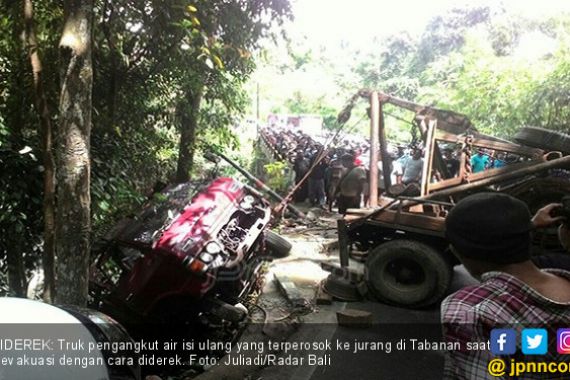 Loyo di Tanjakan, Truk Tangki Air Isi Ulang Masuk Jurang - JPNN.COM