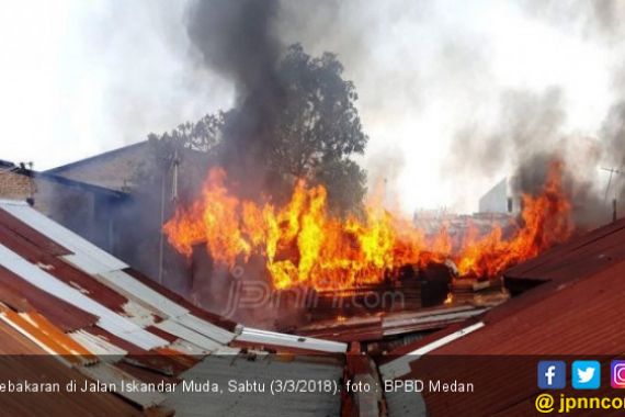 Kebakaran Hebat di Medan Petisah, Enam Rumah Hangus Terbakar - JPNN.COM