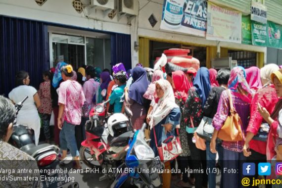 Dana PKH Cair, Warga: Gimana Caranya Tarik Uang Lewat ATM? - JPNN.COM