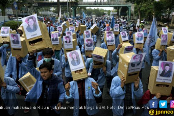 Demo Ribuan Mahasiswa di Riau Panas, 1 Polisi Terluka - JPNN.COM