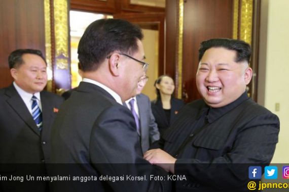 Senyum Palsu Kim Jong-un di Depan Delegasi Korsel - JPNN.COM