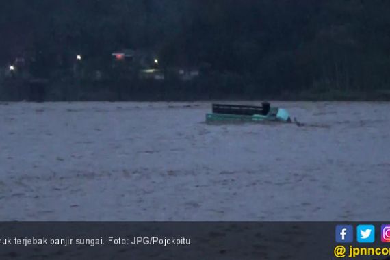 Truk Kayu Berjuang di Tengah Arus Banjir Sungai - JPNN.COM