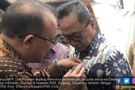 Zulhas Dinobatkan Jadi Bapak Pecinta Kopi Indonesia - JPNN.COM
