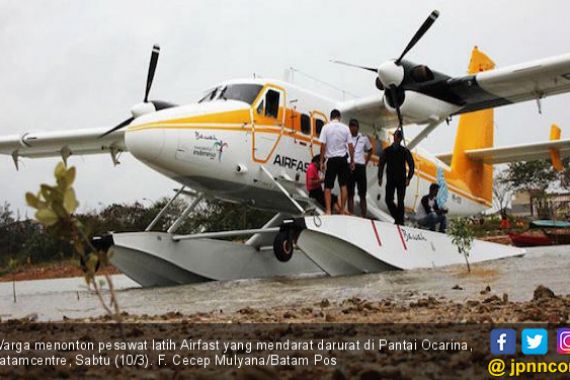 Pesawat Mendarat Darurat di Pantai Ocarina Batam - JPNN.COM