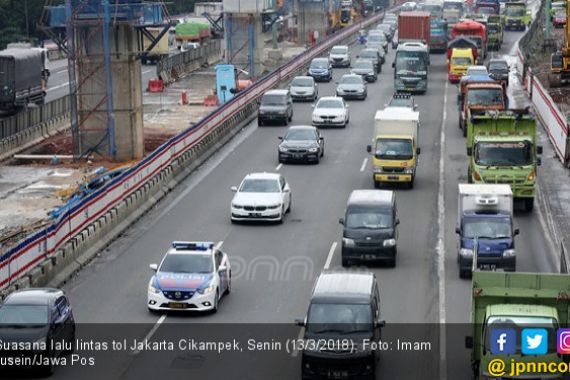 Data Arus Kendaraan Saat Ganjil Genap di Tol Cikampek - JPNN.COM