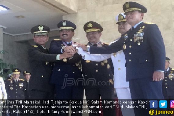 Kapolri dan Panglima Terima Penghargaan Tertinggi dari TNI - JPNN.COM