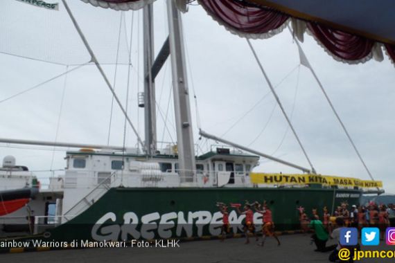 Bersandar di Papua, Kapal Greenpeace Dukung Hutan Adat - JPNN.COM