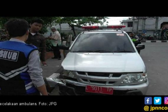 Dokter Setir Ambulans Tabrak Mobil Boks - JPNN.COM