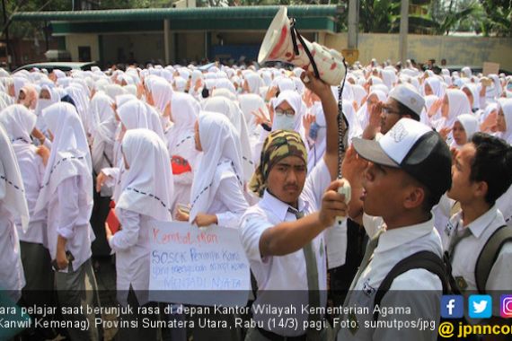 Pelajar MAN 2 Medan Demo Tolak Kasek Diganti - JPNN.COM