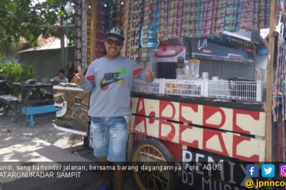 Dulu Dicibir, Kini Kakinya Sampai Bengkak Layani Pelanggan - JPNN.COM