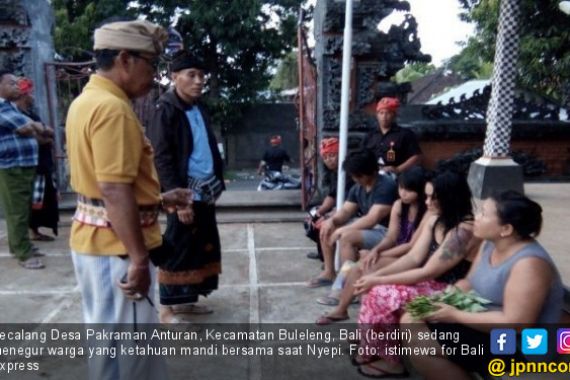 Warga Lagi Nyepi, Tiga Waitress Tepergok Mandi Bareng Cowok - JPNN.COM