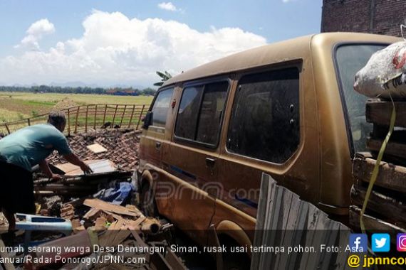 Hujan Deras Angin Kencang, 13 Rumah Warga Rusak Parah - JPNN.COM