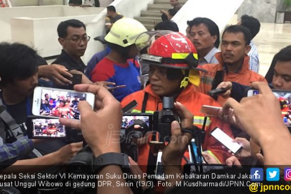 Petugas Damkar Belum Temukan Sumber Asap di DPR - JPNN.COM