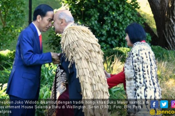 Cium Hidung Ala Maori Sambut Kehadiran Presiden Jokowi - JPNN.COM