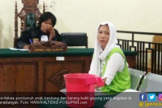 Terdakwa Pembunuh Anak Kandung Tertawa, Menangis saat Sidang - JPNN.COM