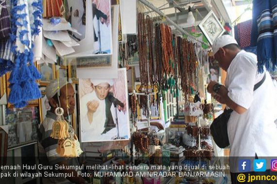 Haul Guru Sekumpul, Posisi Duduk Presiden Jokowi Berubah - JPNN.COM