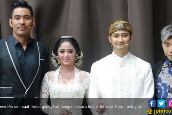 Orang Tua Ungkap Pernikahan Dewi Perssik - JPNN.COM