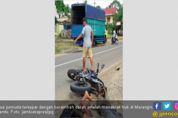 Dua Pengendara Hantam Truk dari Belakang, Begini Jadinya - JPNN.COM