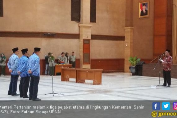 Lantik Pejabat Utama Kementan, Amran Minta Stabilkan Harga - JPNN.COM