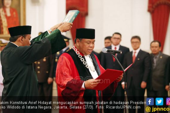 Arief Hidayat Kembali Mengucap Sumpah sebagai Hakim MK - JPNN.COM