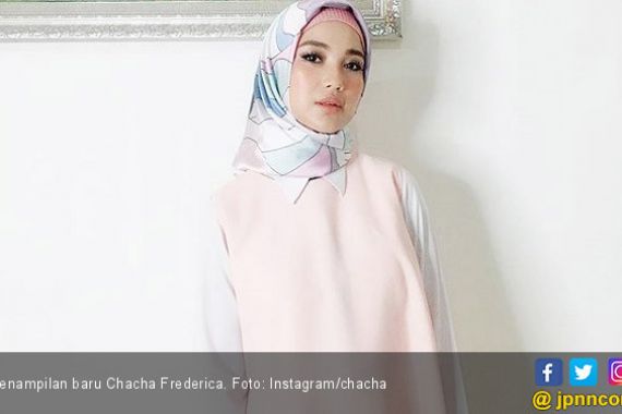 Berhijab, Chacha Frederica Tetap Nongkrong Bareng Girl Squad - JPNN.COM