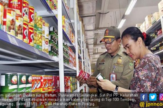 Razia, Dinkes Temukan Cacing Hidup di Dalam Ikan Kaleng - JPNN.COM