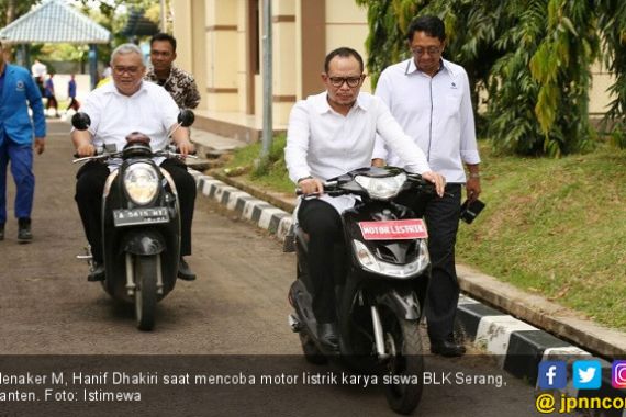 Menaker Hanif Jajal Motor Listrik Rakitan Siswa BLK Serang - JPNN.COM