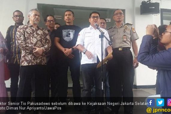 Polisi Buru Pengedar Narkoba ke Tio Pakusadewo - JPNN.COM