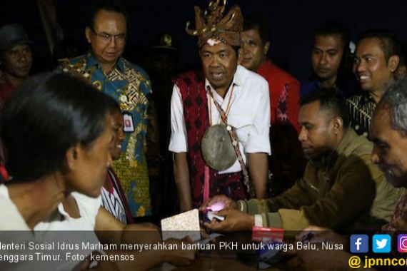 Mensos Idrus Marham Serahkan Bantuan PKH untuk Warga Belu - JPNN.COM