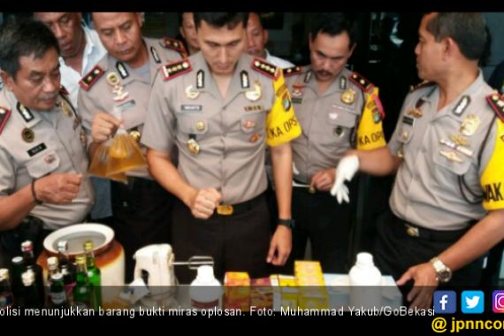 Ratusan Botol Miras Disita dari Warung di Jalan Pantura - JPNN.COM