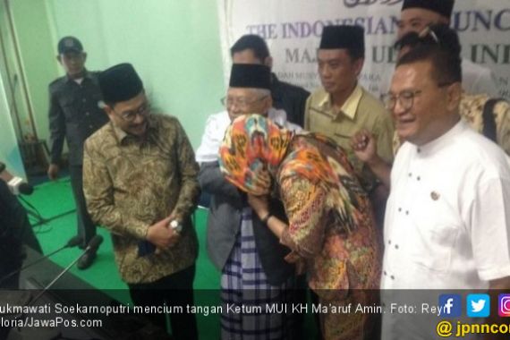 Sukmawati Cium Tangan Kiai Maruf Amin Dua Kali - JPNN.COM