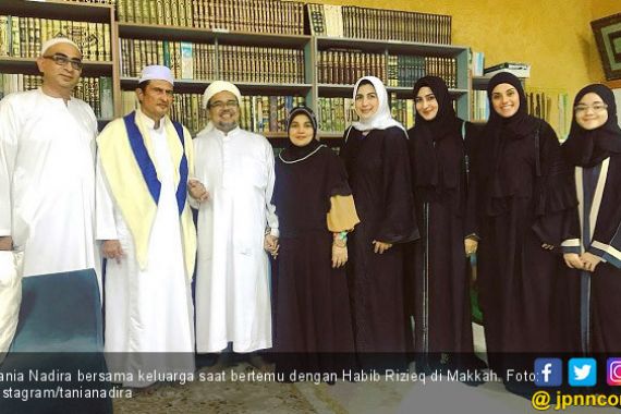 Tania Nadira Girang Berpose Bareng Habib Rizieq di Makkah - JPNN.COM