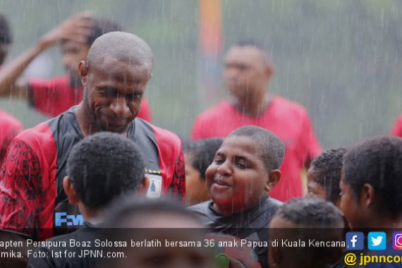 Kala Anak-anak Papua Belajar Sepakbola dengan Idolanya - JPNN.COM